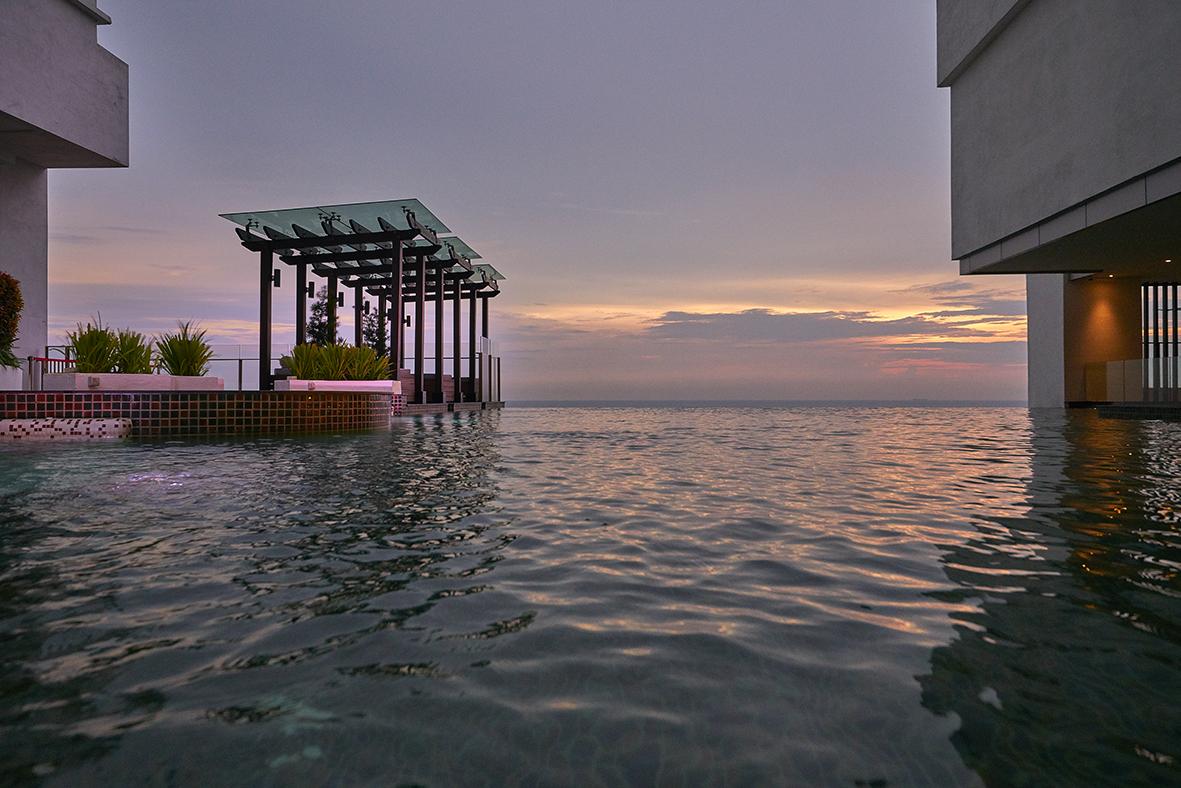 Hatten Place Melaka מראה חיצוני תמונה Infinity pool at the hotel
