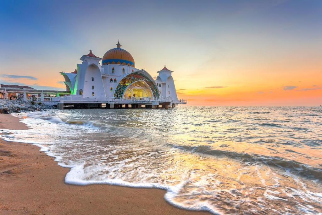 Hatten Place Melaka מראה חיצוני תמונה The mosque at sunset