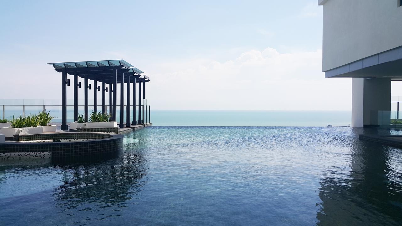 Hatten Place Melaka מראה חיצוני תמונה Infinity pool at the 33rd floor of The View